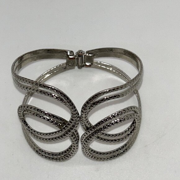 Vintage-Inspired Silver-Tone Openwork Hinged Bracelet Elegant Design - Picture 1 of 9
